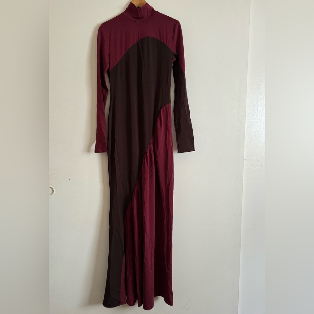 The Abstraction Colorblocked Long-Sleeve Jersey Gown in Coffee Bean and Currant - Picture 7 of 10